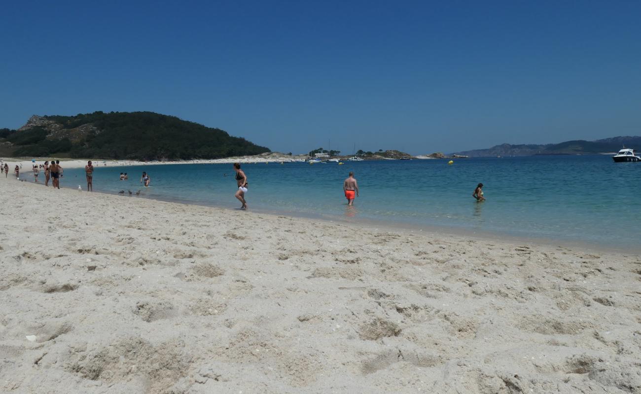 Foto de Playa de Roda con arena fina blanca superficie