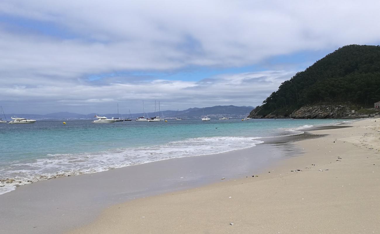 Foto de Praia de San Martiño con arena fina blanca superficie