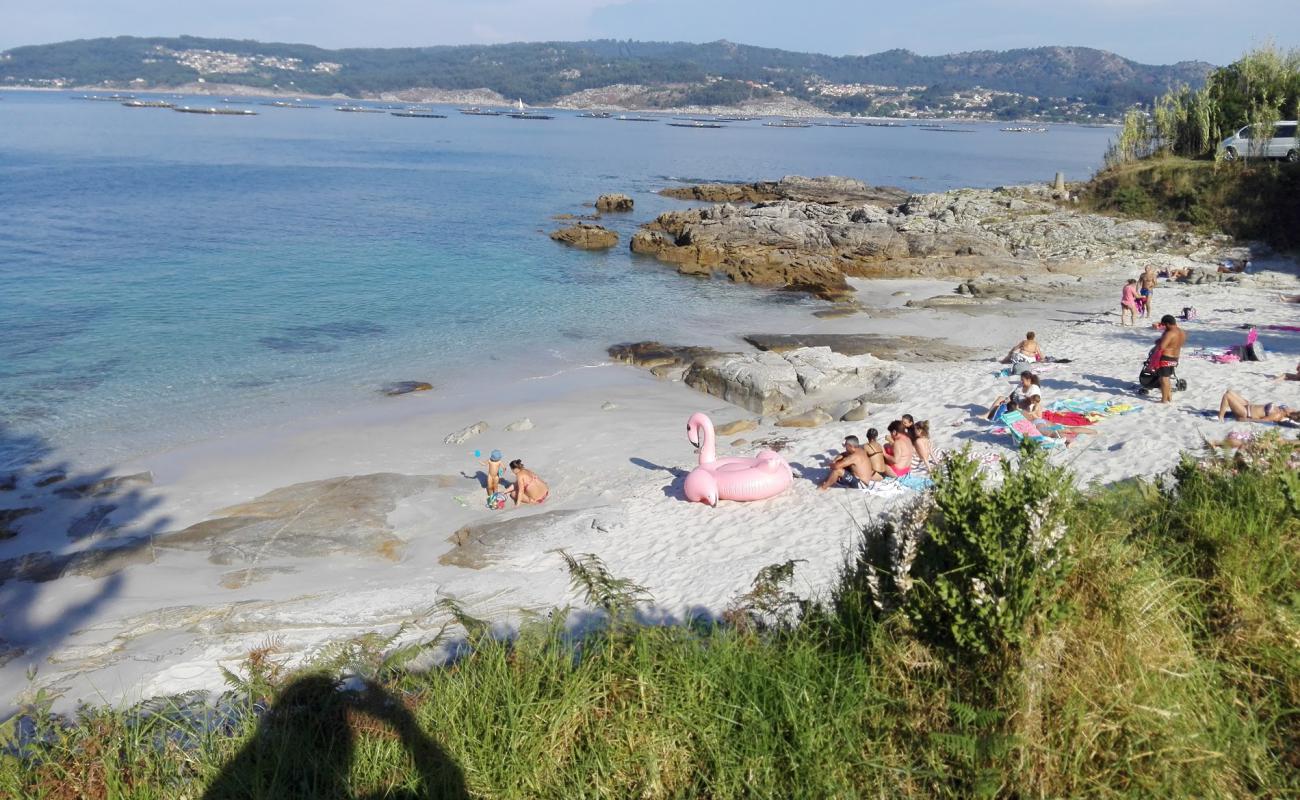 Foto de Praia Rabáns con arena fina blanca superficie