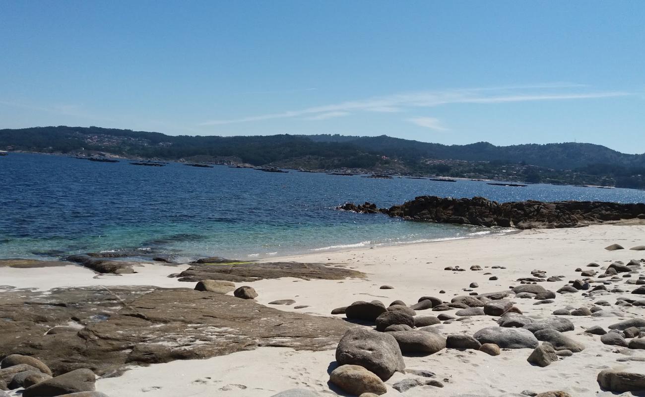 Foto de Praia de Lalada con arena fina blanca superficie