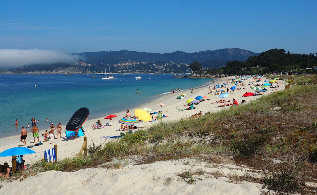 Foto de Praia de Areabrava con arena fina blanca superficie