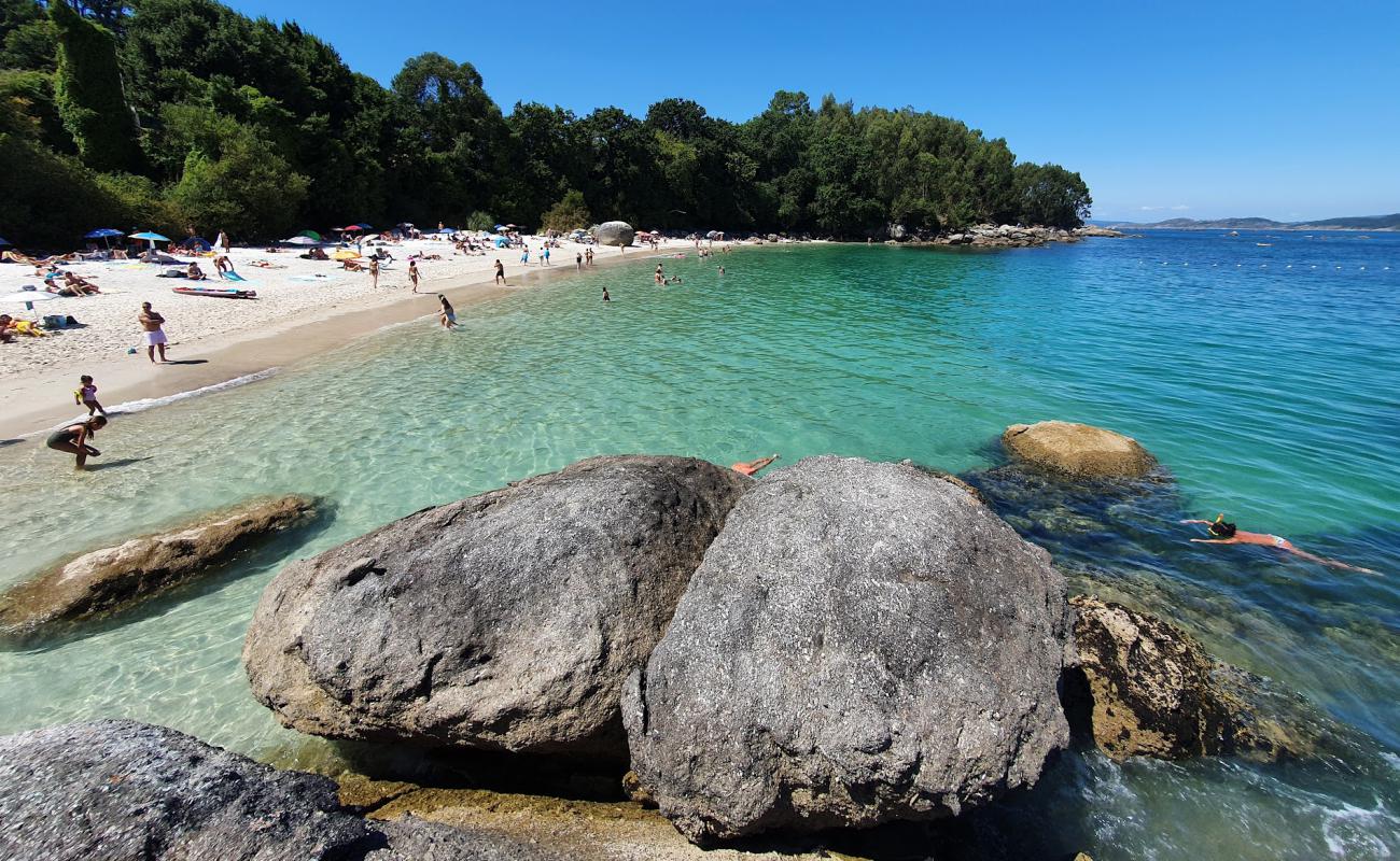 Foto de Playa de Castineiras con arena fina blanca superficie