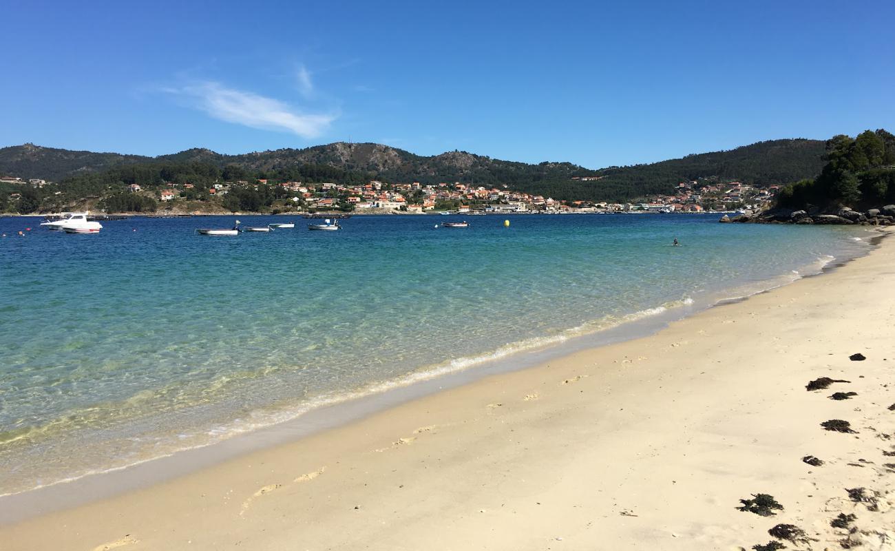 Foto de Praia Arneles con arena blanca superficie