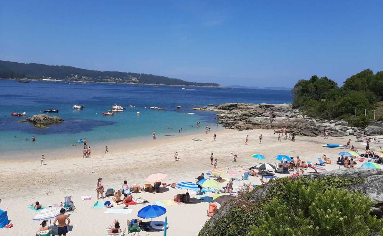 Foto de Praia de Francón con brillante arena fina superficie