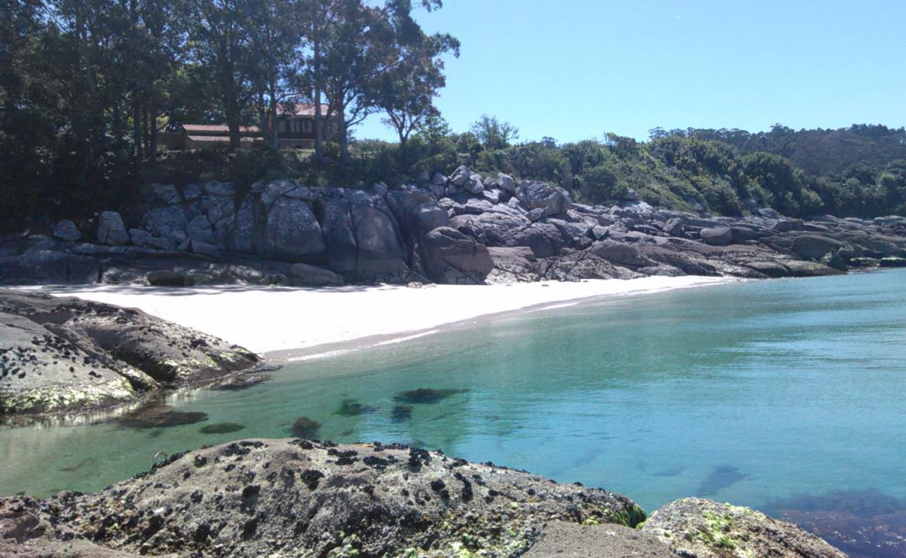 Foto de Praia Sartaxens con brillante arena fina superficie