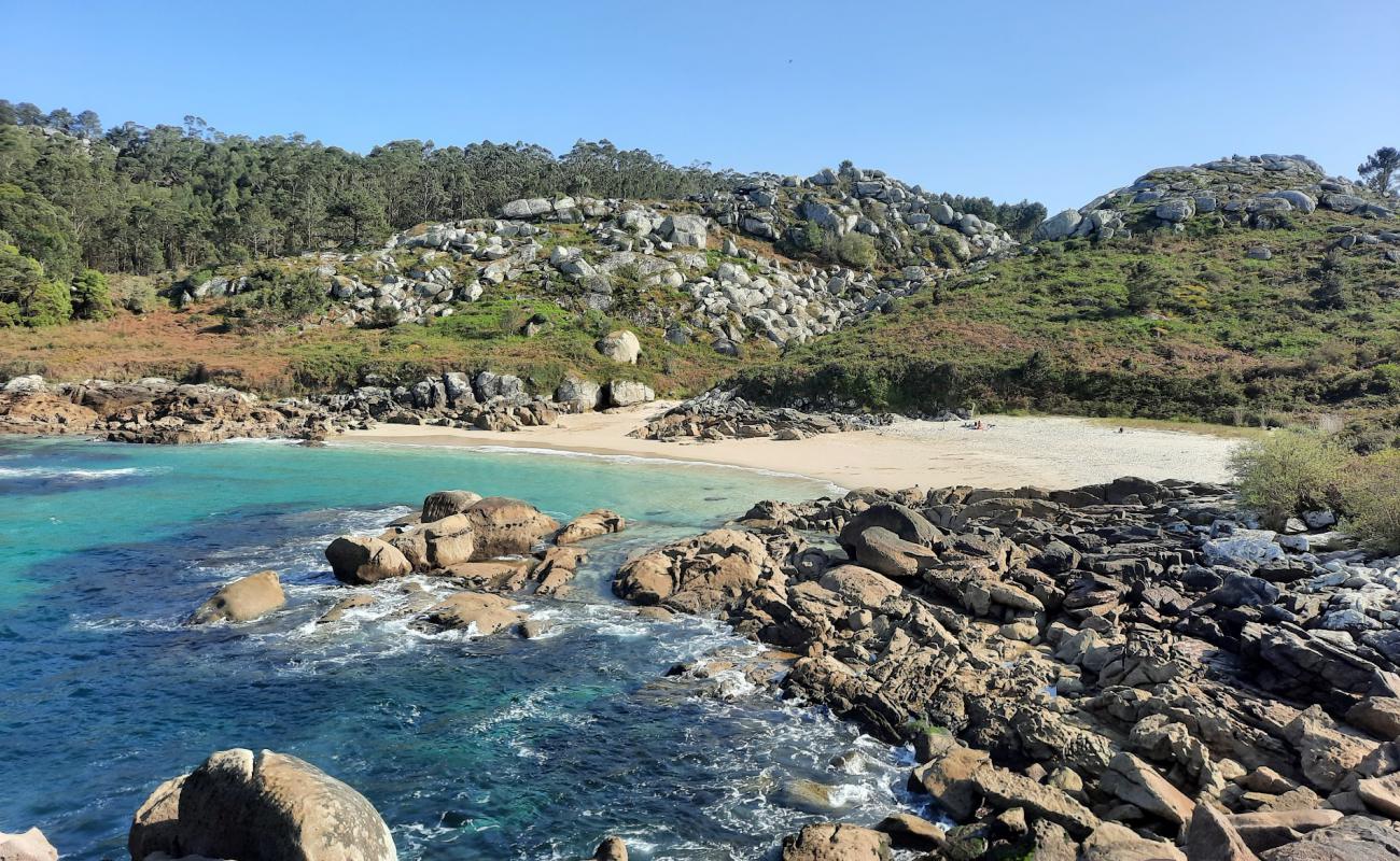 Foto de Praia da Lagoelas con arena fina blanca superficie