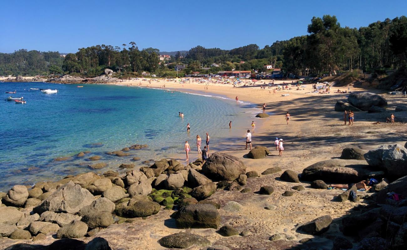 Foto de Praia Da Mourisca con brillante arena fina superficie