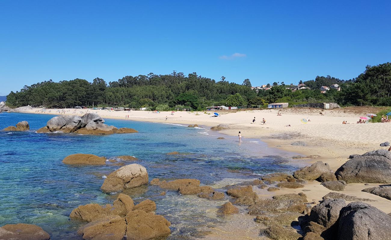 Foto de Praia de Tulla con brillante arena fina superficie