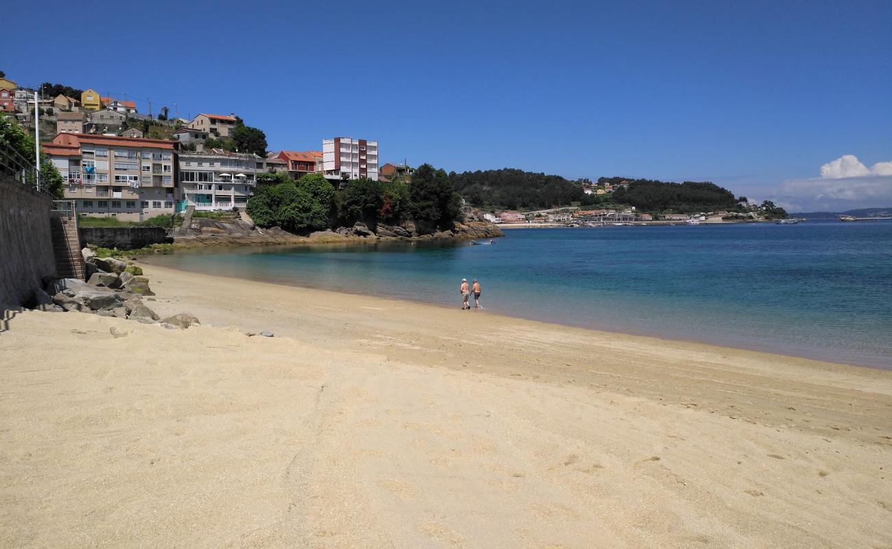 Foto de Praia de Bueu con arena brillante superficie