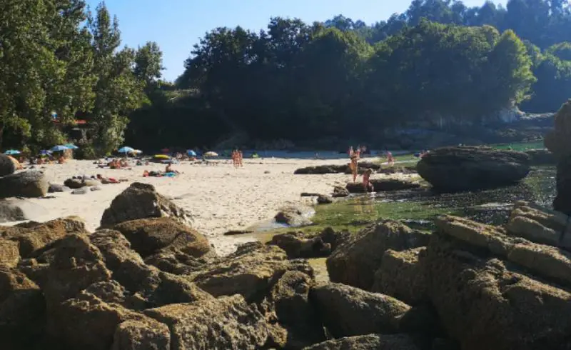 Foto de Praia de Covelo con arena fina blanca superficie