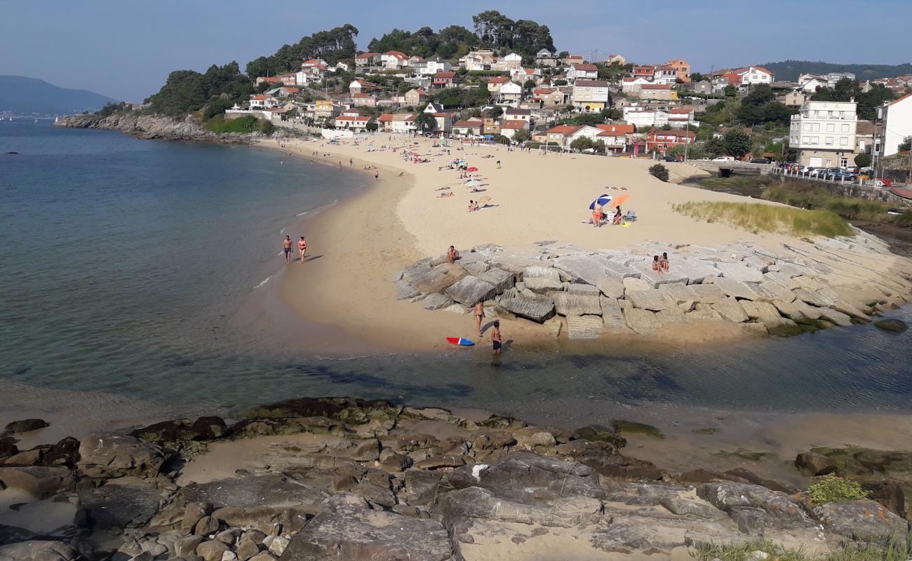 Foto de Praia de Loira con arena fina blanca superficie