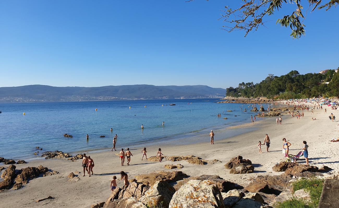 Foto de Praia de Aguete con arena fina blanca superficie