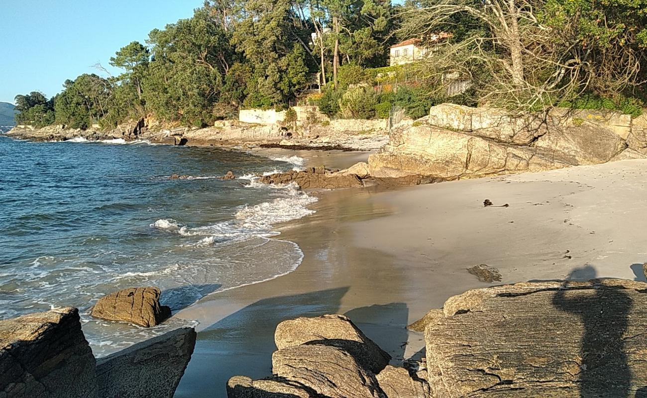 Foto de Praia dos Namorados con arena fina blanca superficie