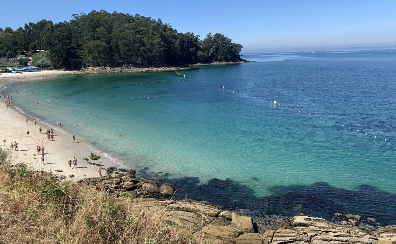 Foto de Playa de Mogor con arena fina blanca superficie