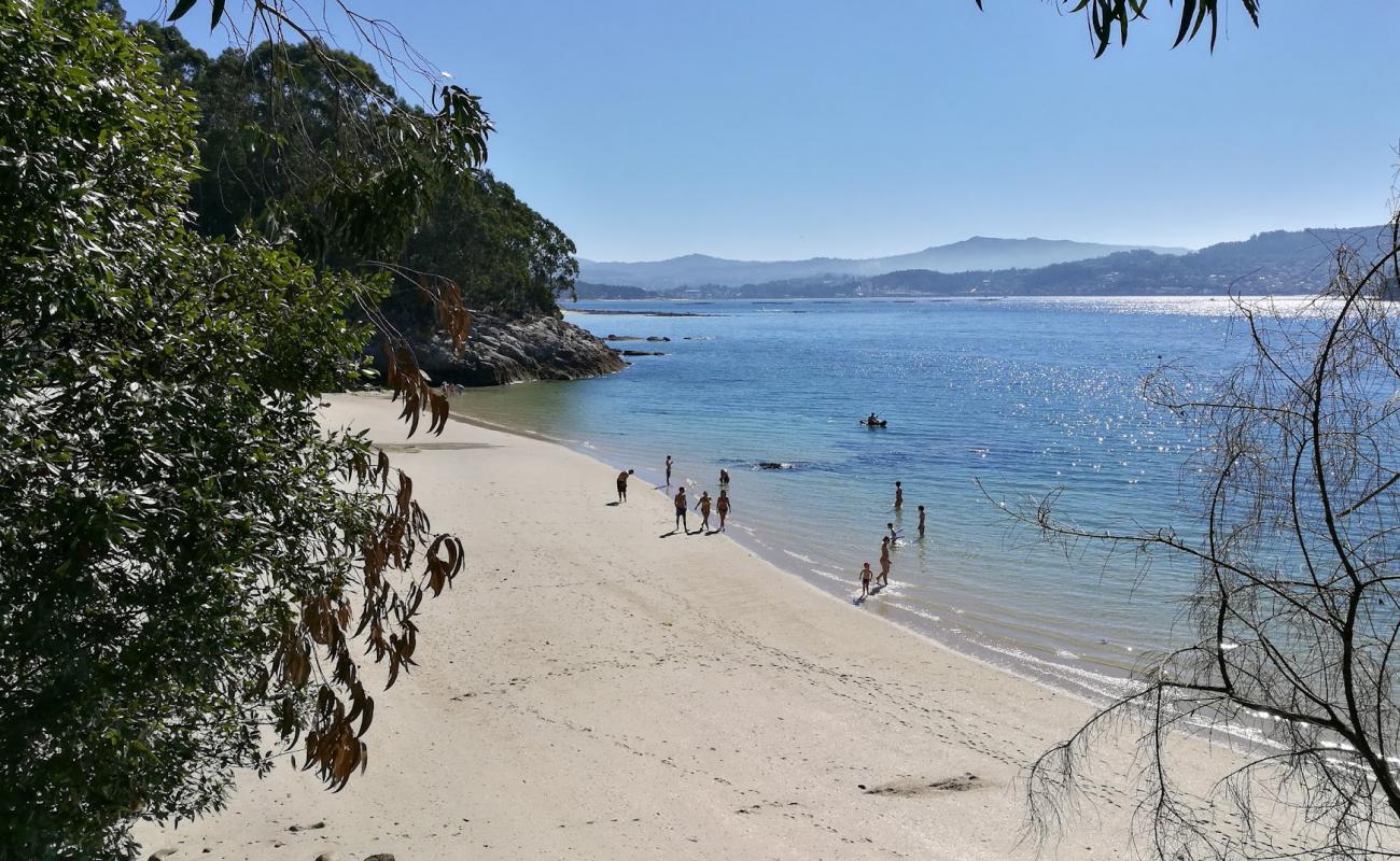 Foto de Praia Ouriceira con arena blanca superficie