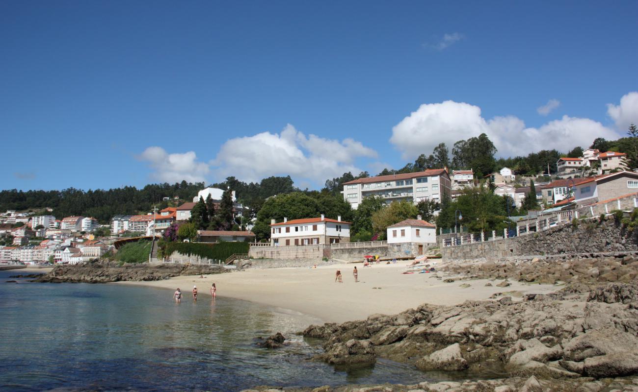 Foto de Playa de Sinás con arena fina blanca superficie