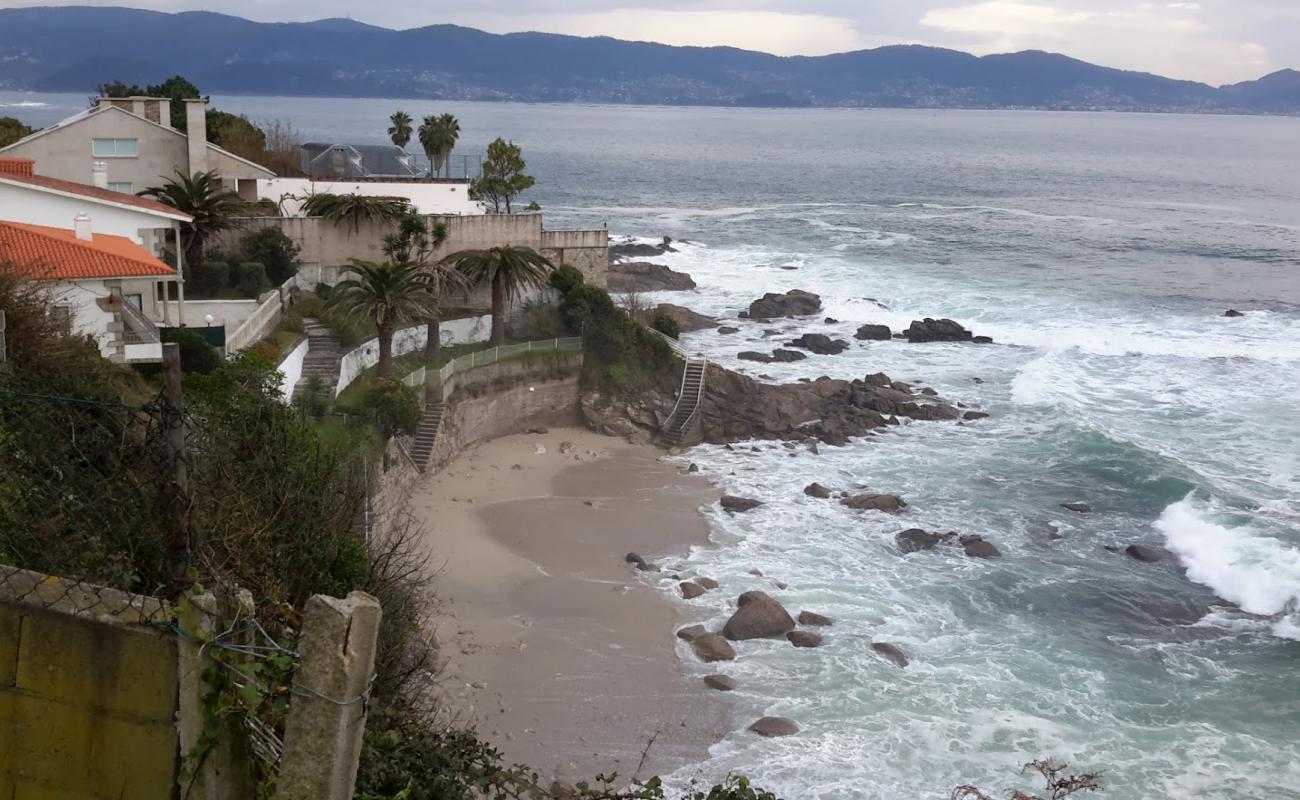 Foto de Barreiros beach con arena brillante y rocas superficie