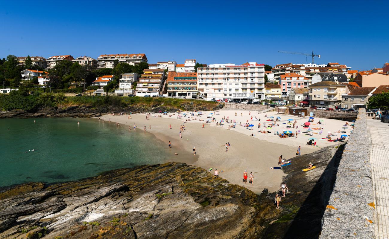 Foto de Playa de Caneliñas con arena fina blanca superficie