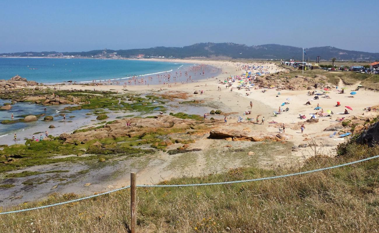 Foto de Playa de la Lanzada con brillante arena fina superficie