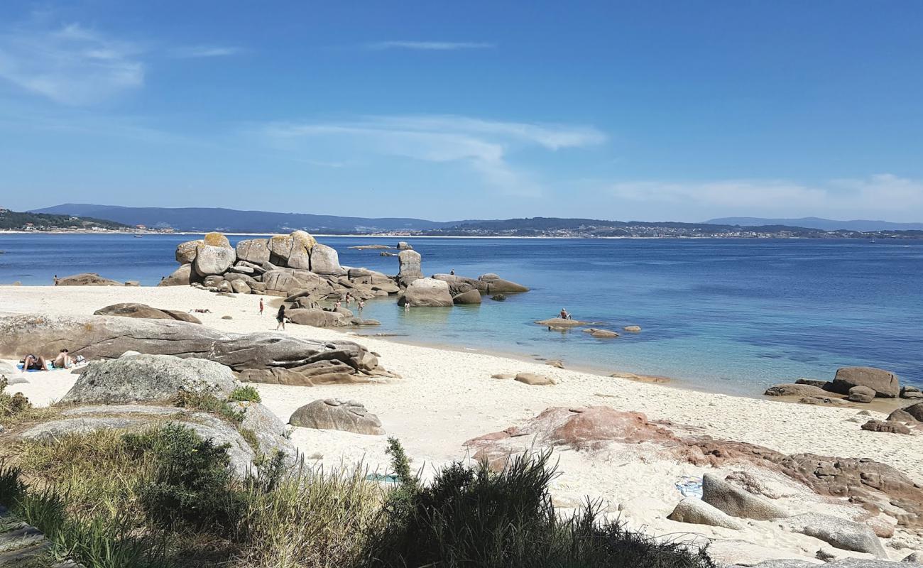 Foto de Pedras Negras beach con arena blanca superficie