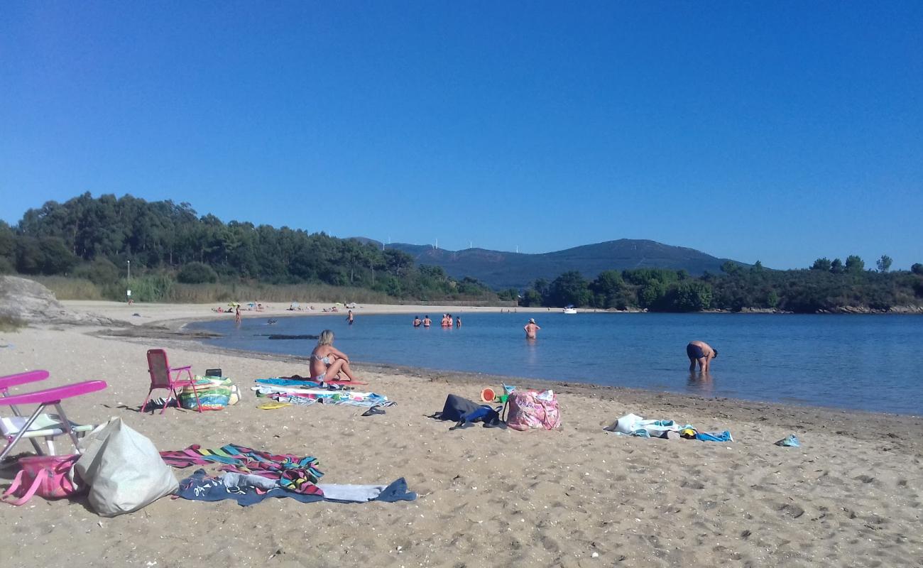 Foto de Playa de Porrón con arena blanca superficie