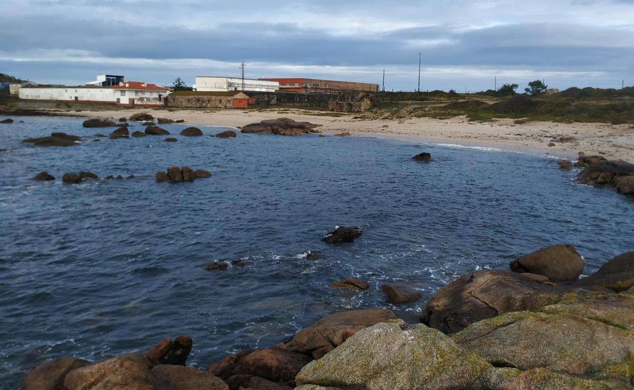 Foto de Couso beach con arena brillante y rocas superficie