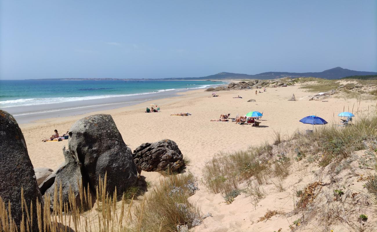 Foto de Vilar beach con arena fina blanca superficie