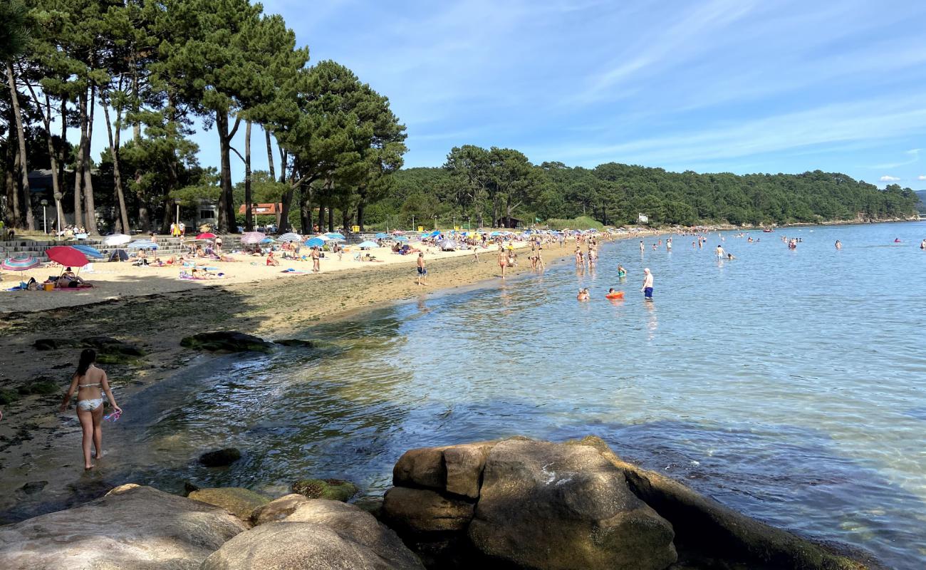 Foto de Praia de Brona con arena blanca superficie