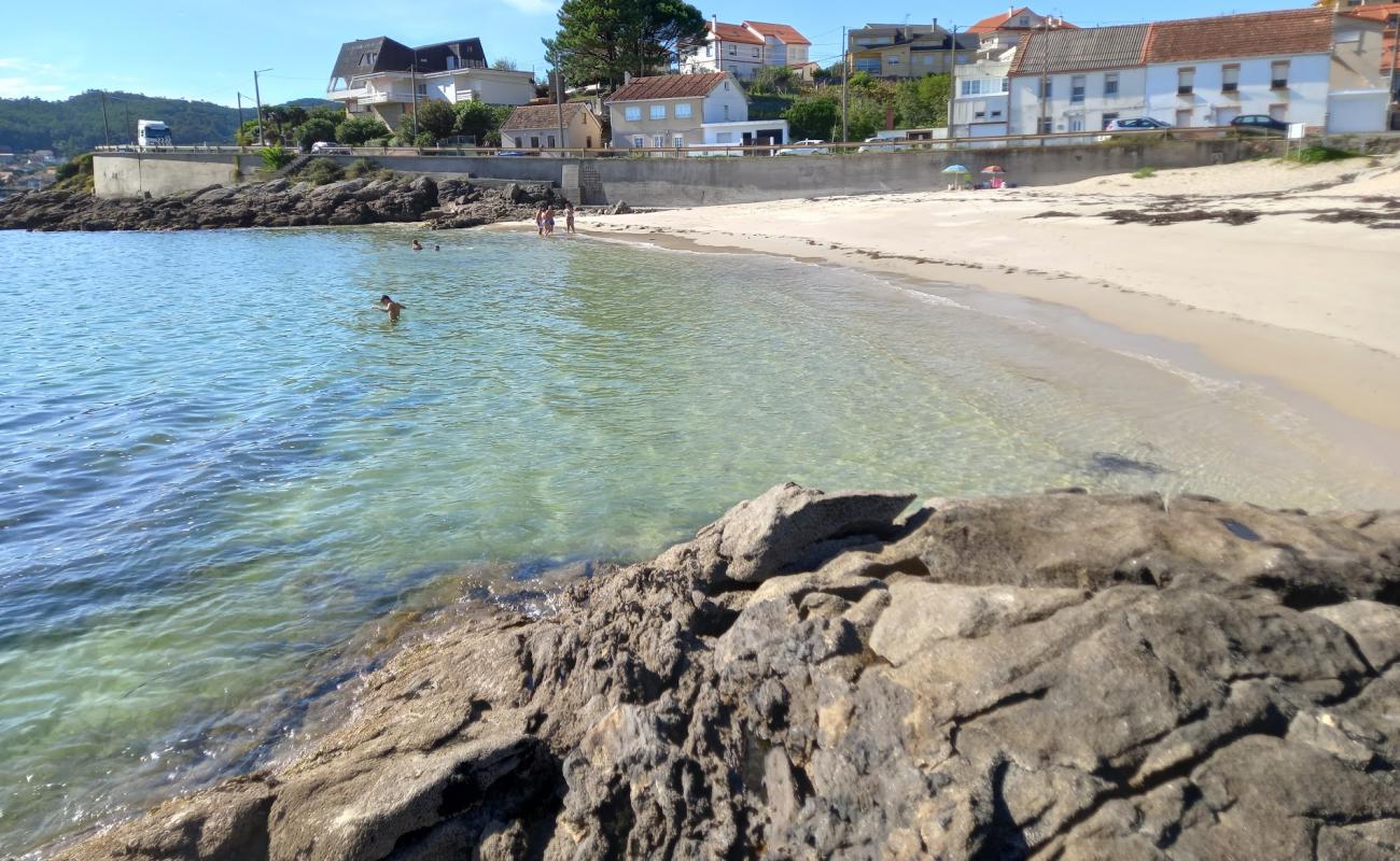 Foto de Praia Paramean con arena blanca superficie