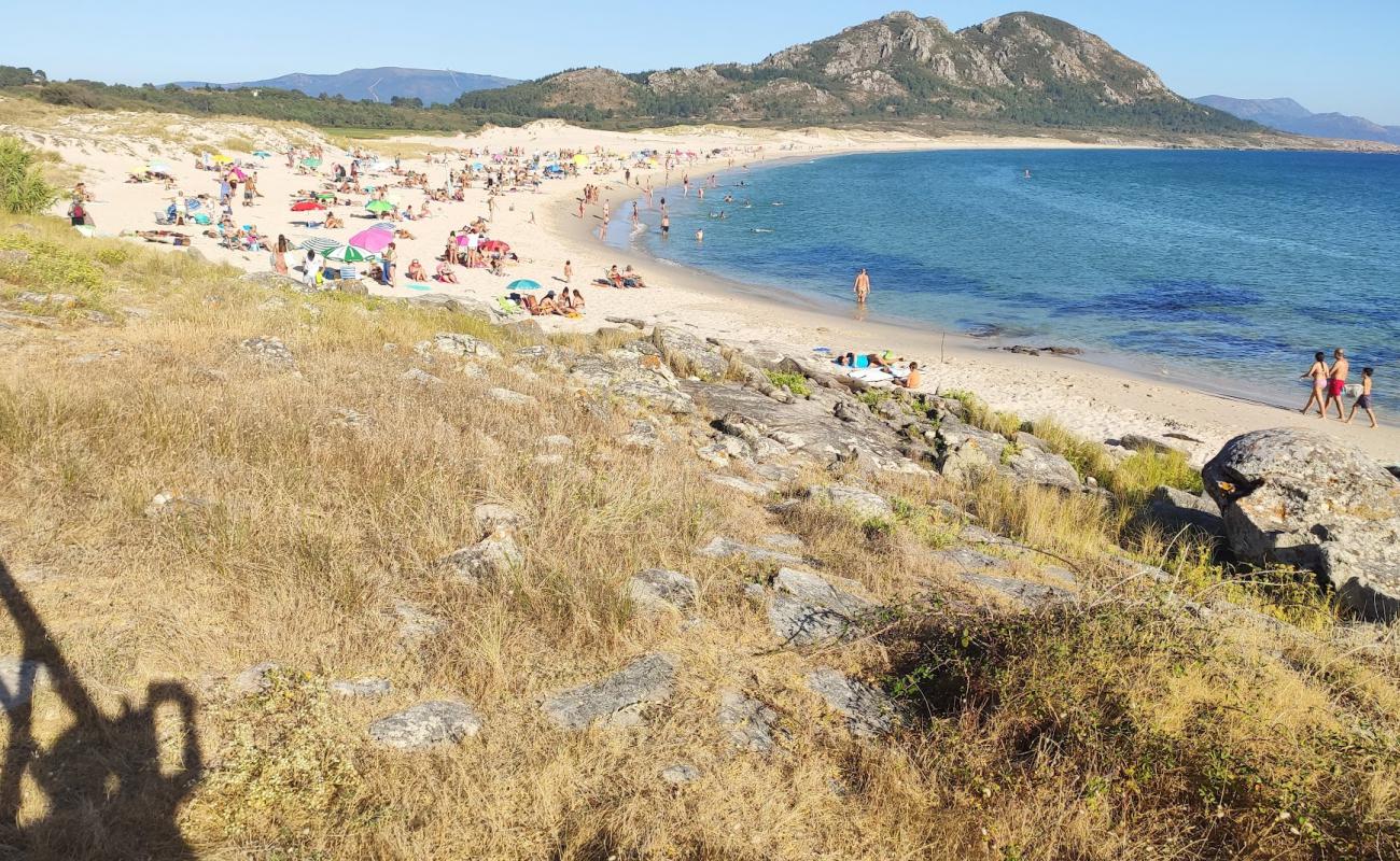 Foto de Praia de Larino con arena fina blanca superficie