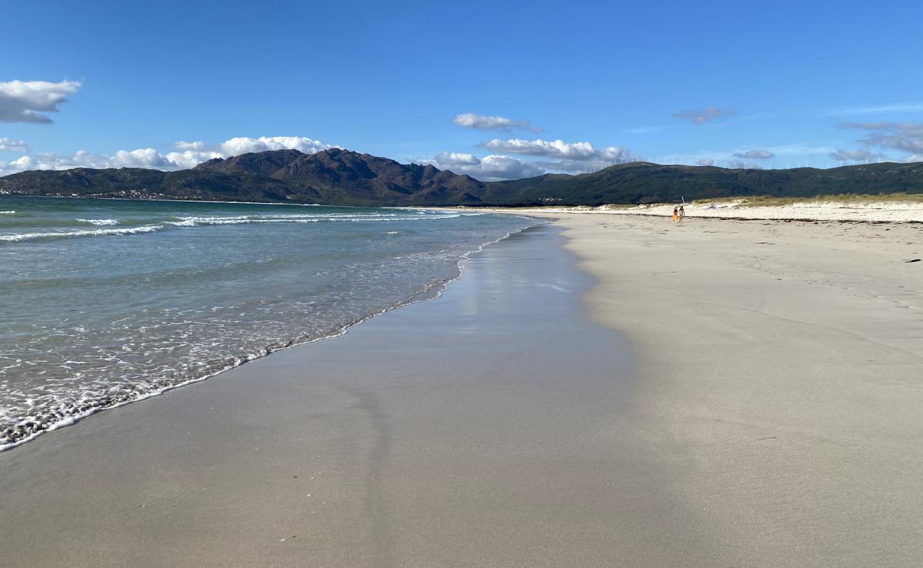 Foto de Playa de Carnota con arena fina blanca superficie