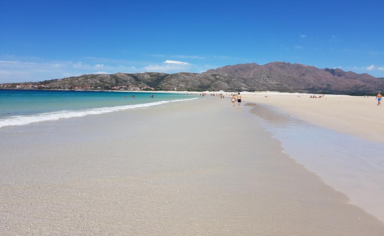 Foto de Praia de Carnota II con arena fina blanca superficie