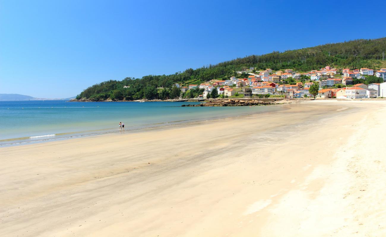 Foto de Praia do Ezaro con arena blanca superficie