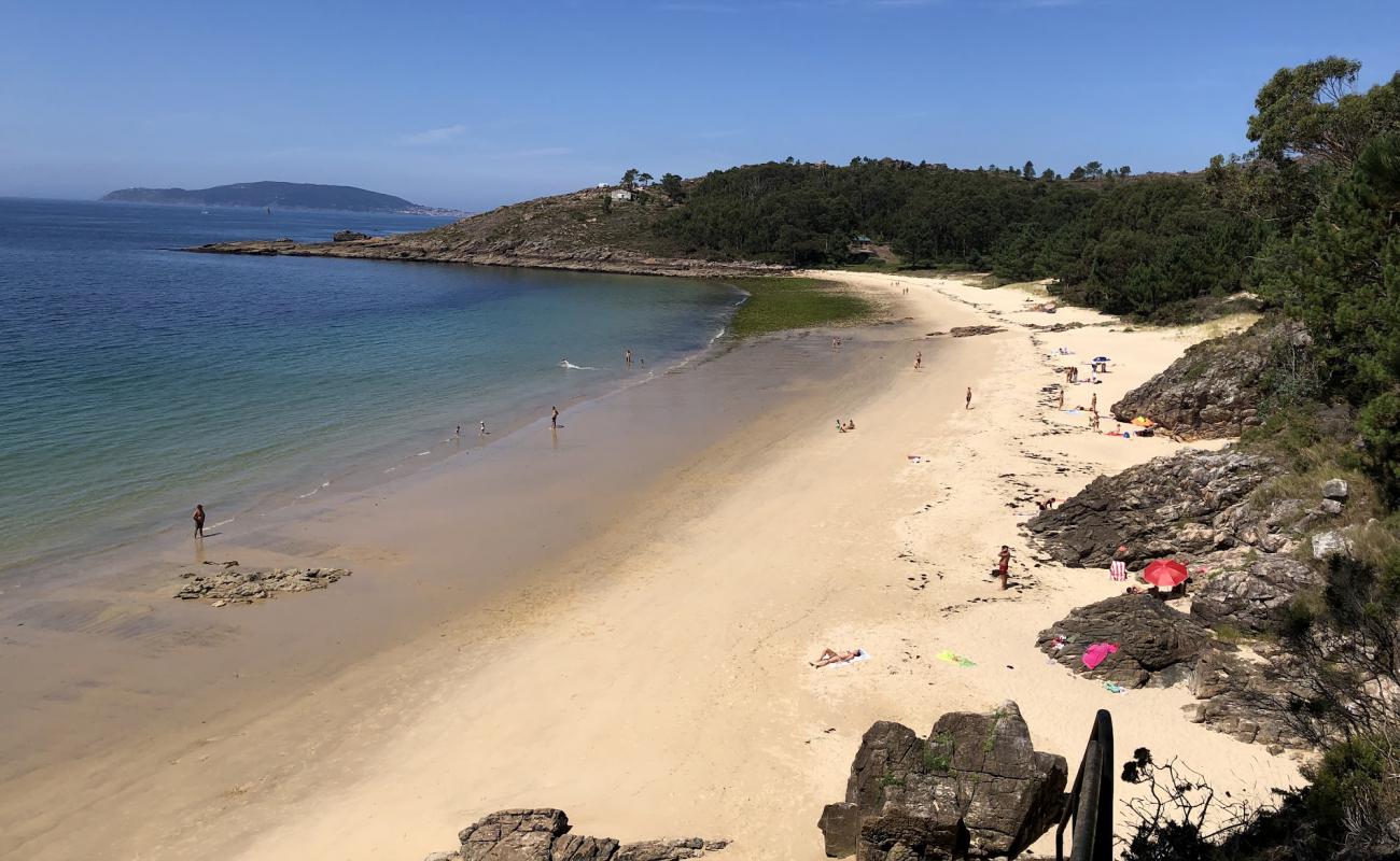 Foto de Praia de Gures con arena fina blanca superficie