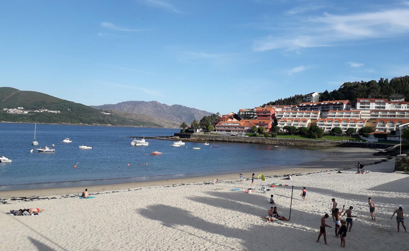 Foto de Praia de Quenxe con arena blanca superficie