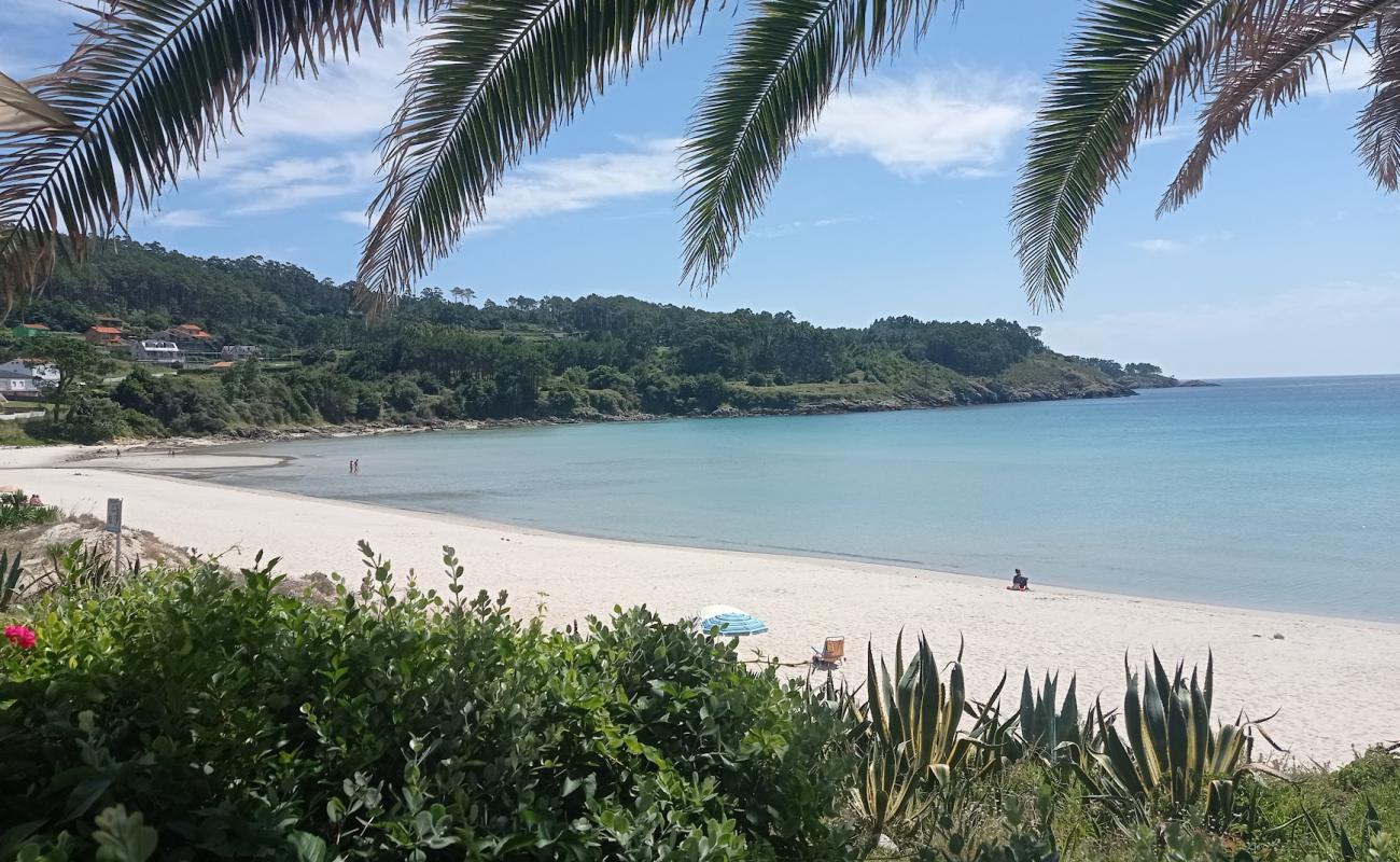 Foto de Praia de Estorde con arena fina blanca superficie