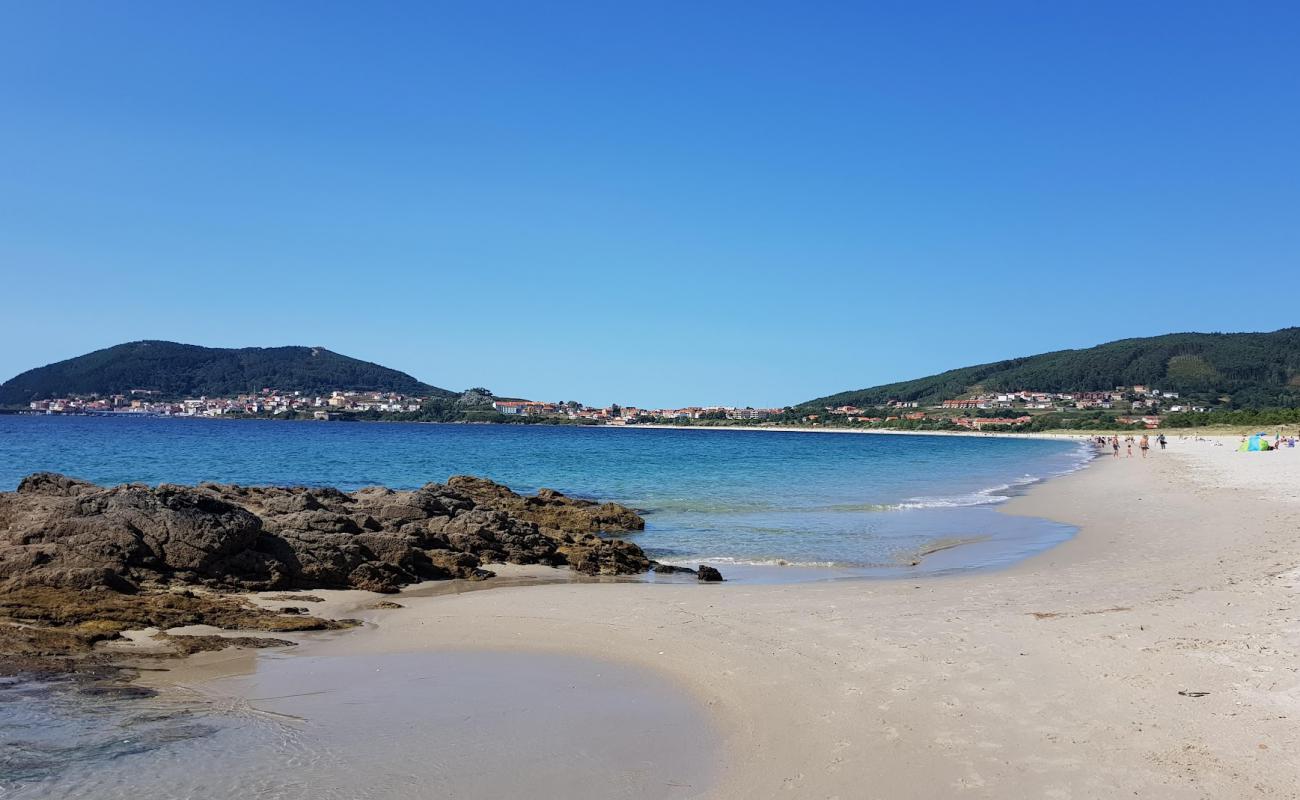 Foto de Playa de Langosteira con arena fina blanca superficie