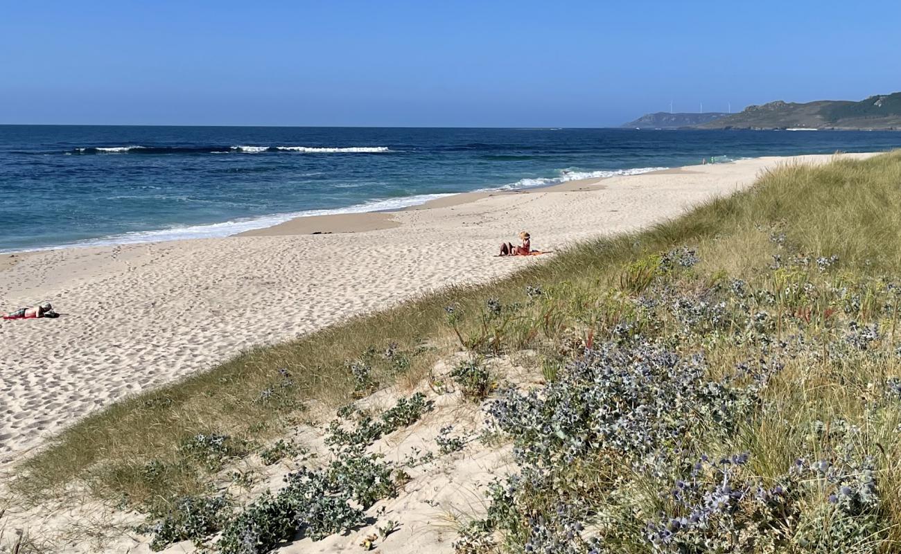 Foto de Praia de Traba con arena blanca superficie