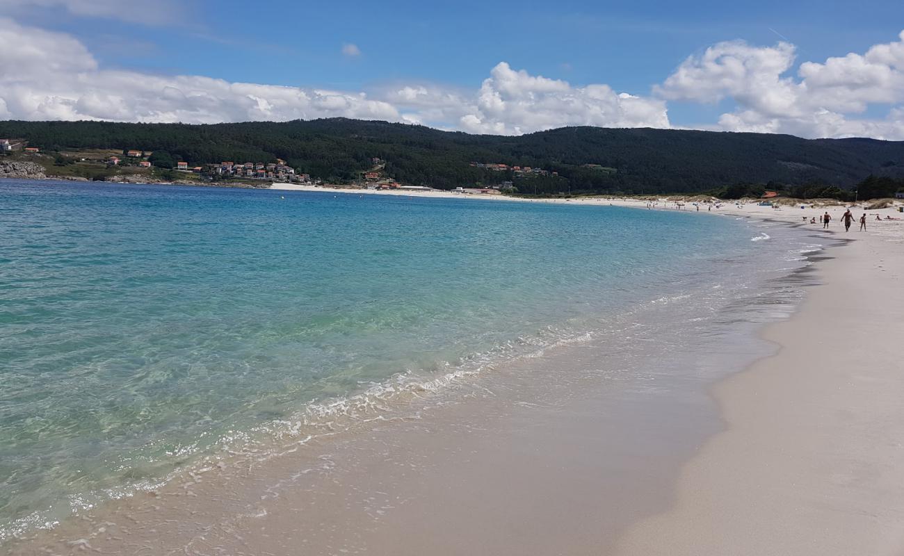 Foto de Playa de Laxe con arena fina blanca superficie