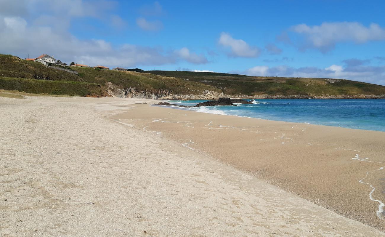 Foto de Playa de Seiruga con arena blanca superficie