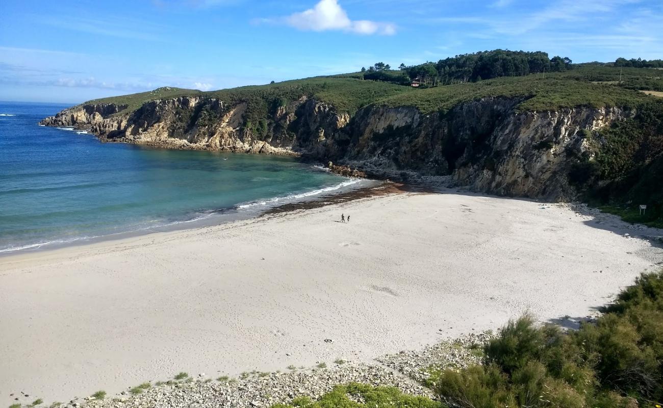 Foto de Praia de Beo con arena blanca superficie