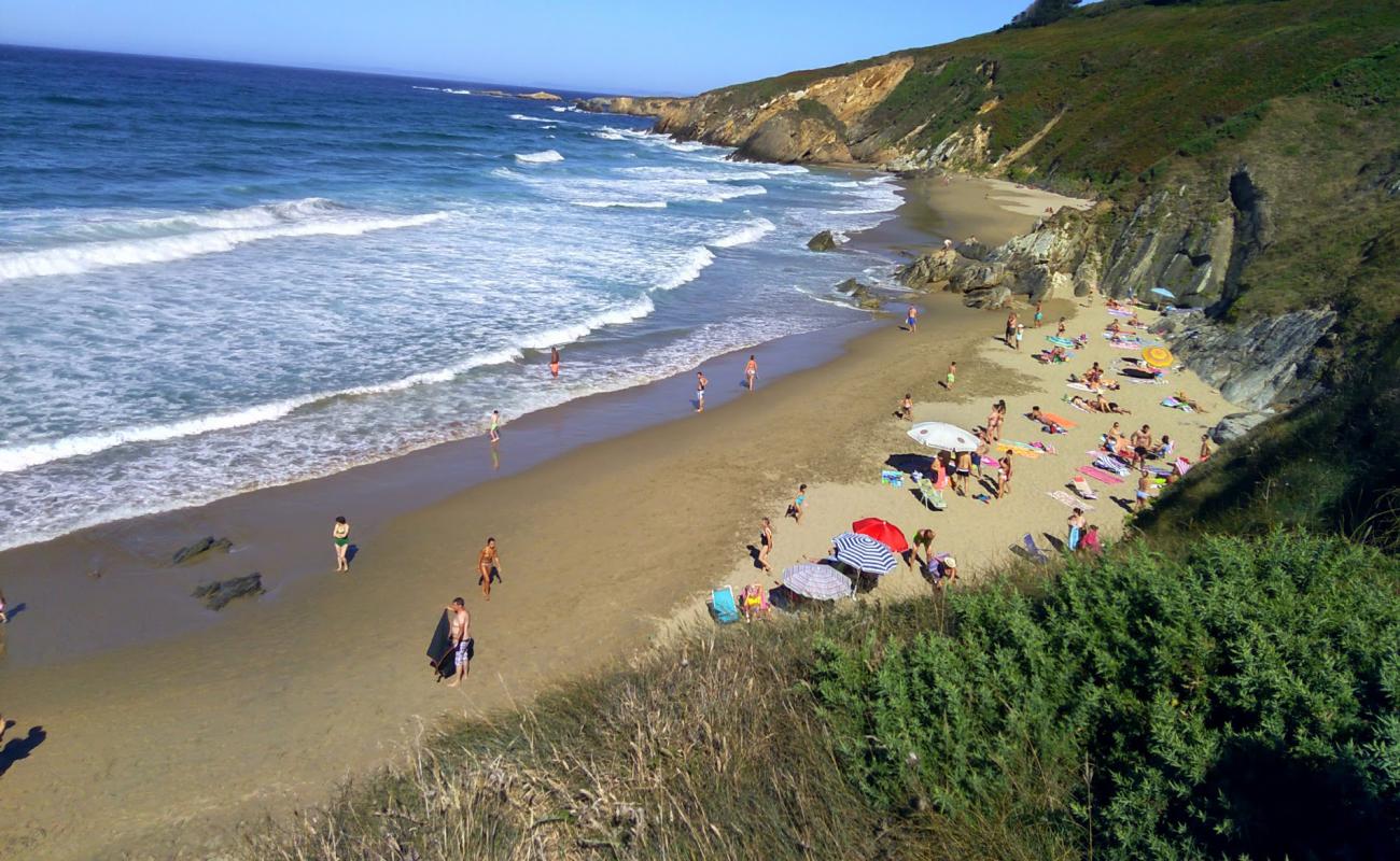 Foto de Praia das Torradas con brillante arena fina superficie