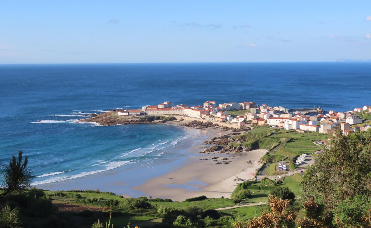 Foto de Praia de Caion con arena fina blanca superficie