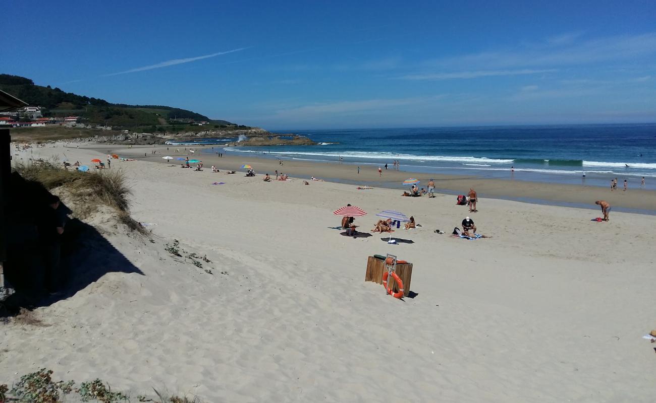 Foto de Praia de Barranan con arena blanca superficie