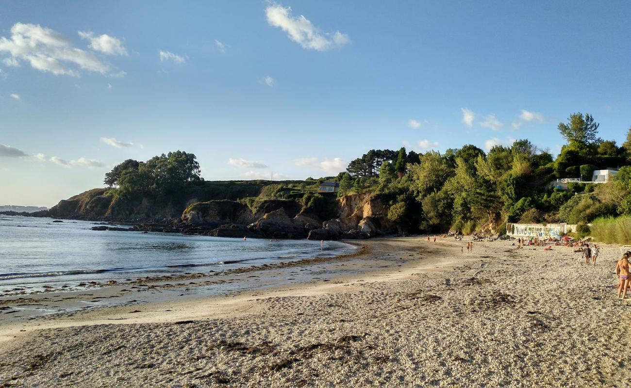 Foto de Praia de Naval con guijarro fino claro superficie