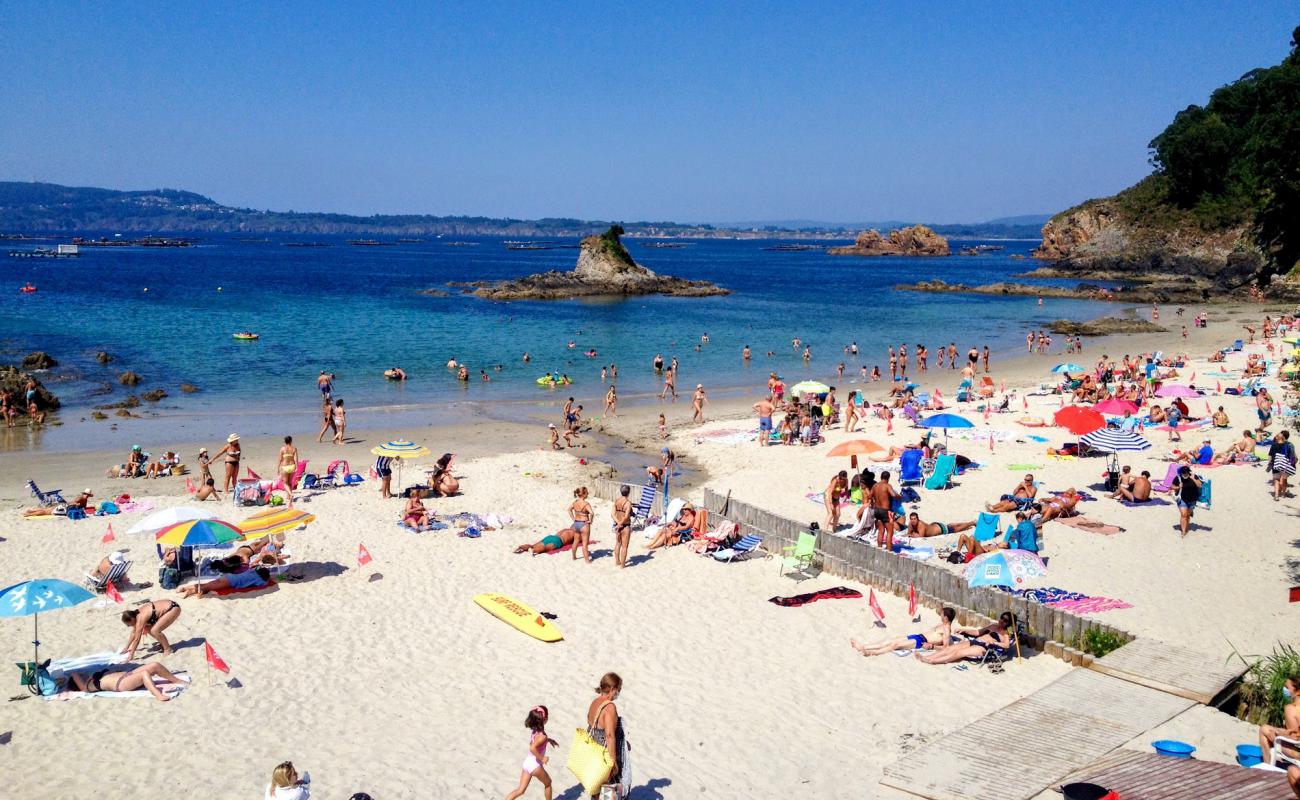 Foto de Praia de San Pedro con arena brillante superficie