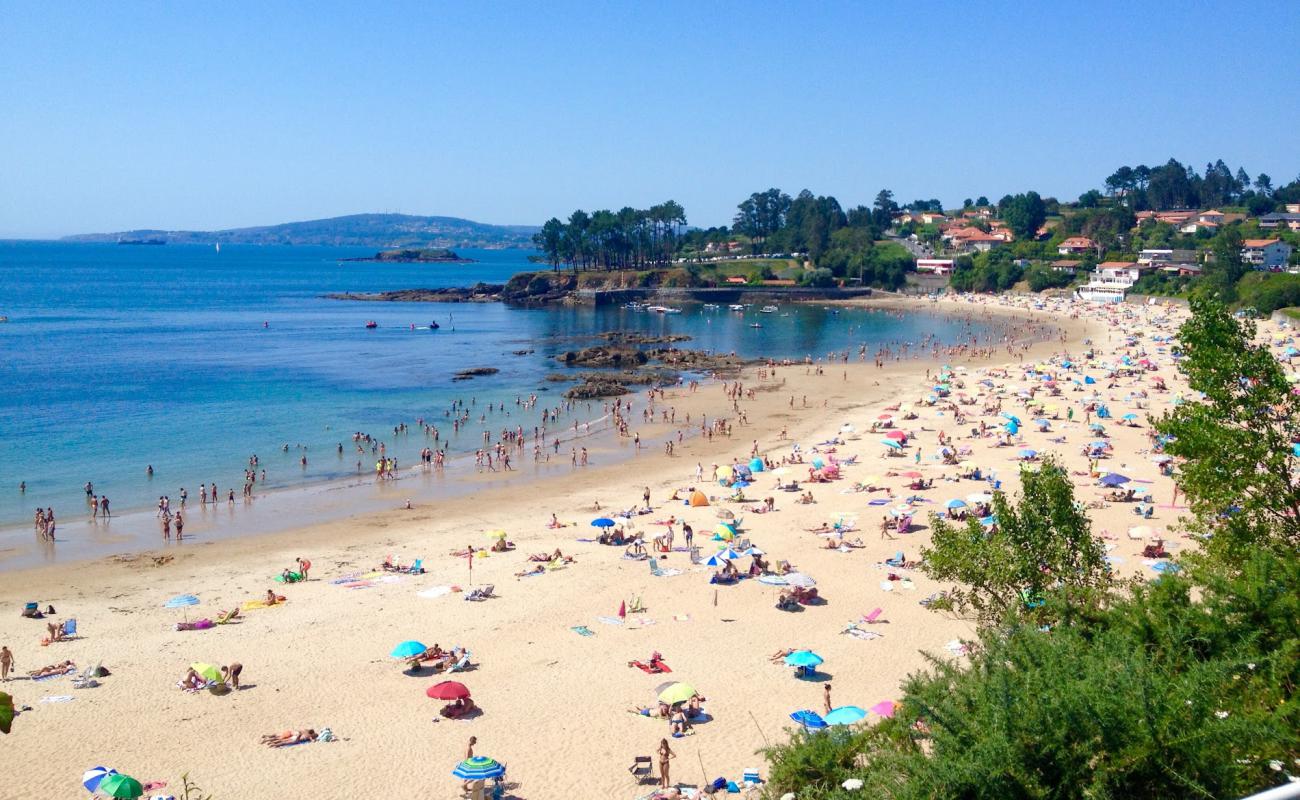 Foto de Praia de Perbes con arena blanca superficie