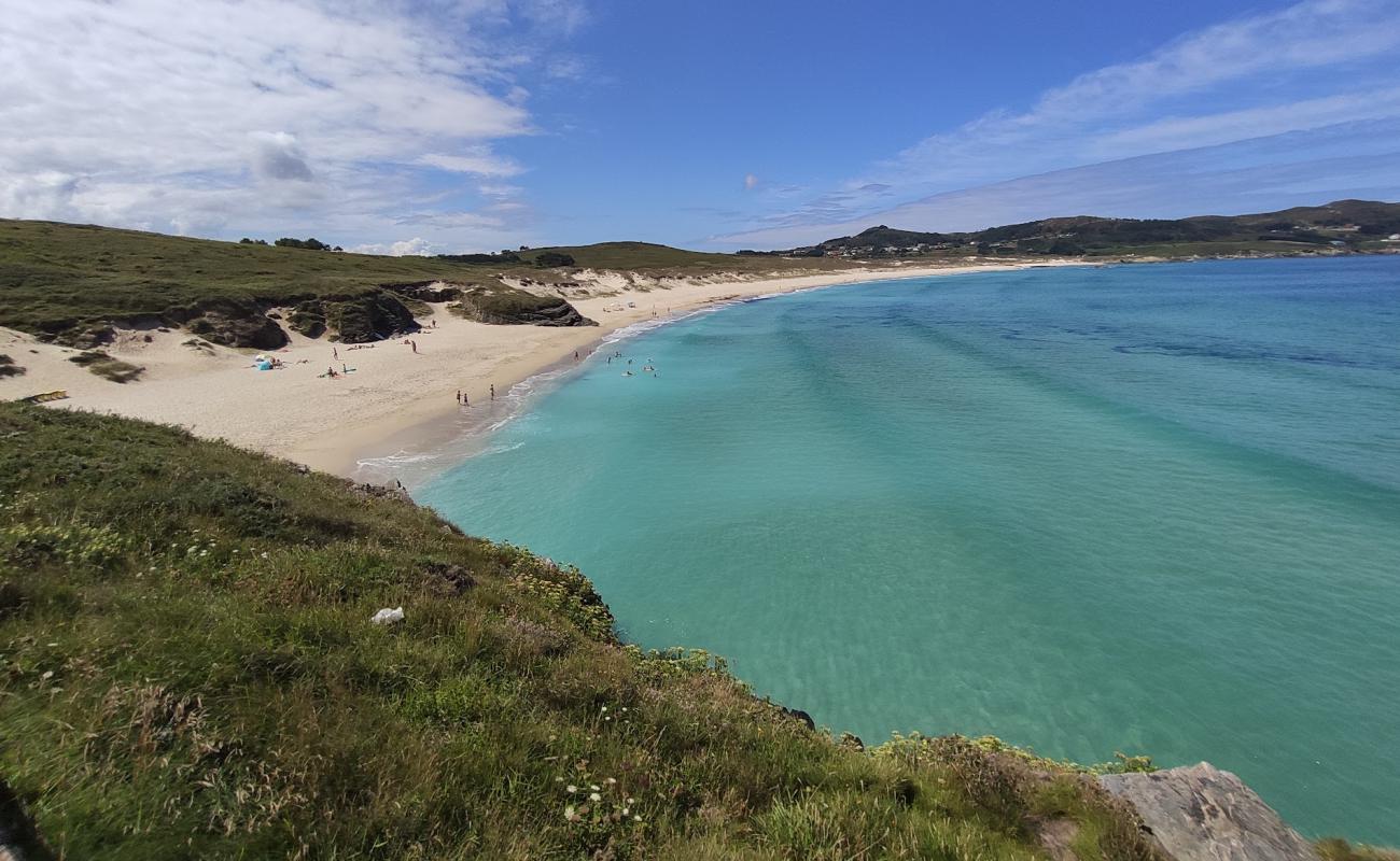 Foto de Praia de Santa Comba con arena fina blanca superficie