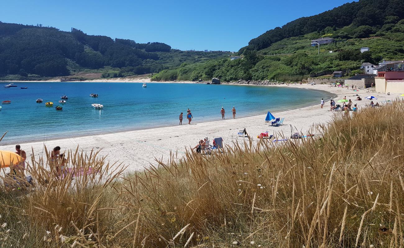 Foto de Praia de Bares con arena fina blanca superficie