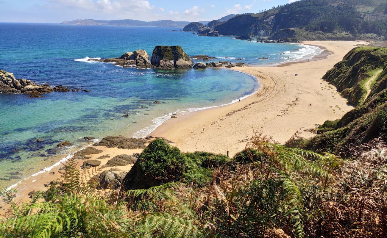 Foto de Praia de San Román con arena fina blanca superficie